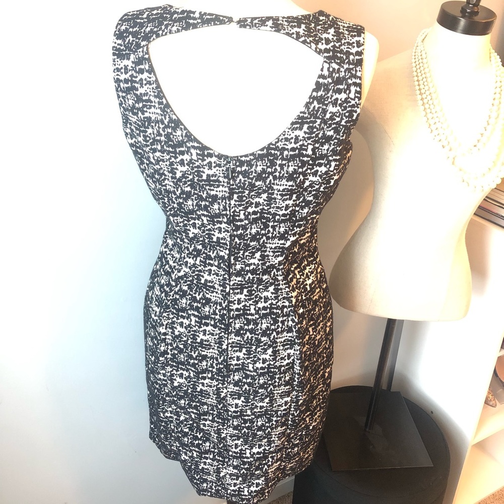 H&M Sleeveless sheath dress
